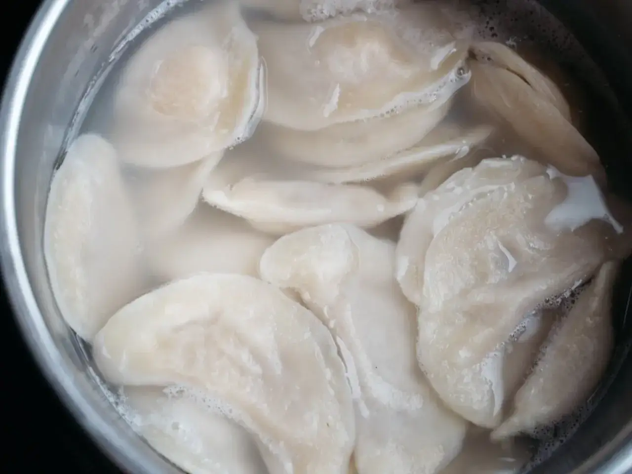 Gotowane pierogi w garnku. Aby ugotowane pierogi się nie skleiły, dodaj łyżkę oleju do wody.