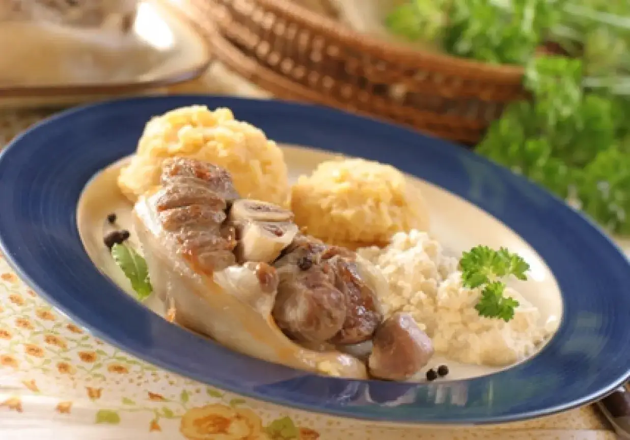 Golonka peklowana, podana z puree ziemniaczanym i chrzanem. Idealna na obiad, jak peklować golonkę.