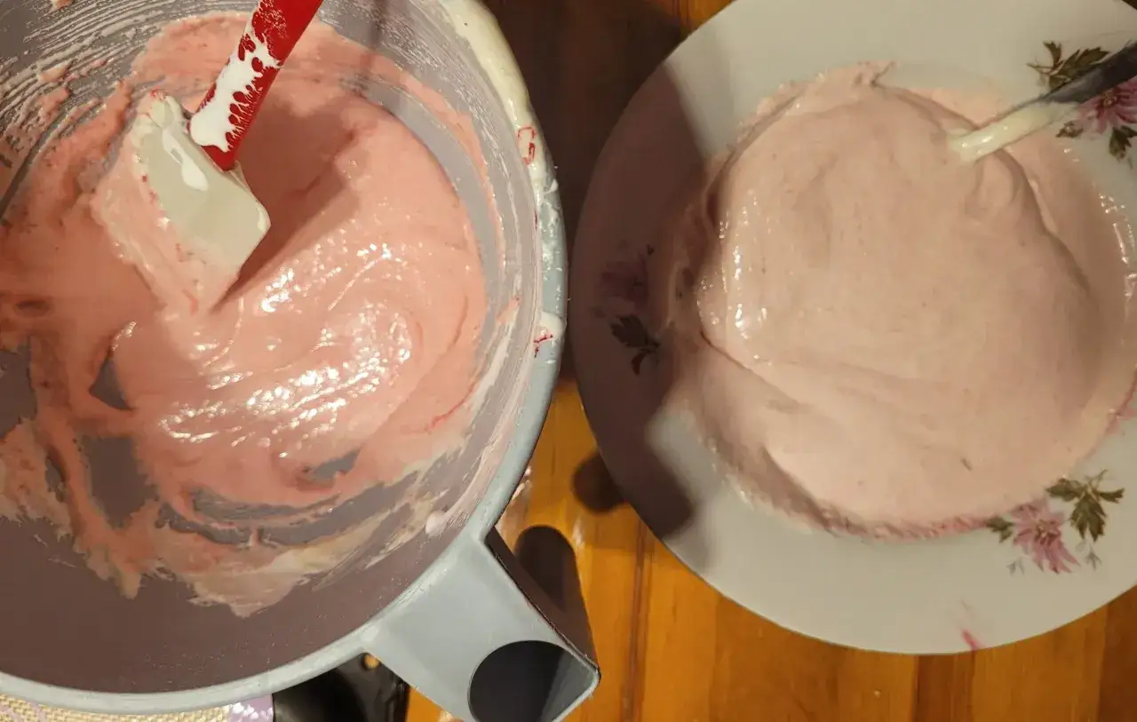 Różowa masa na makaroniki w misce i na talerzu. Ania gotuje, przygotowując ten słodki przepis.