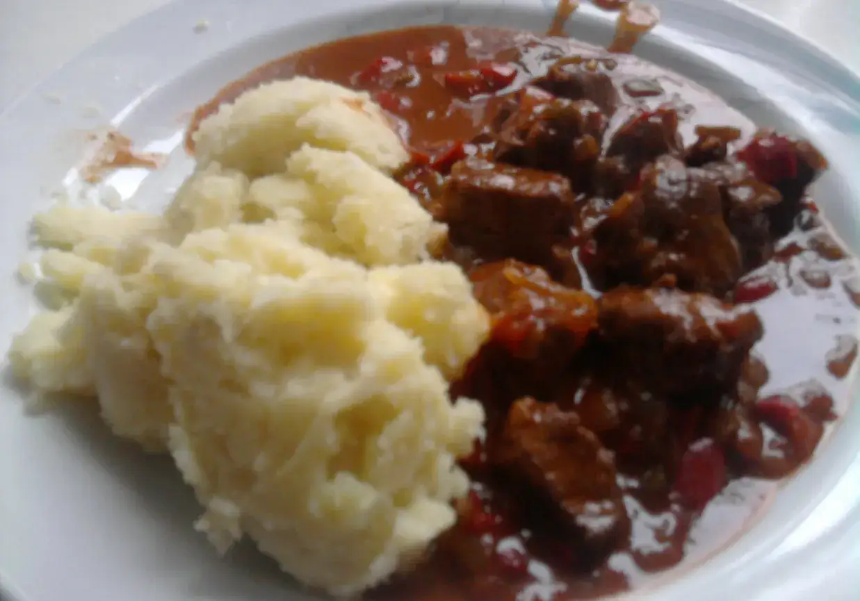 Gulasz z wołowiny z purée ziemniaczanym, danie sycące i aromatyczne, idealne na chłodne dni.