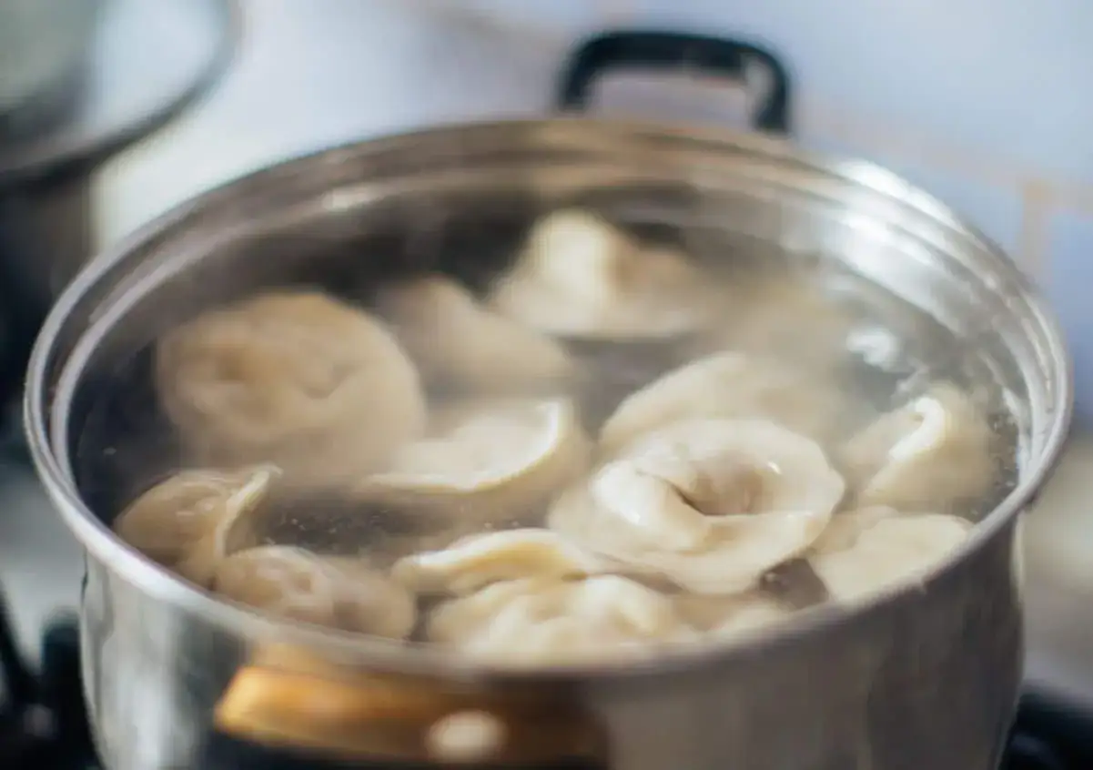 Gotujesz domowe pierogi w garnku. To pierwszy krok, by dowiedzieć się, jak mrozić domowe pierogi, aby cieszyć się nimi później.