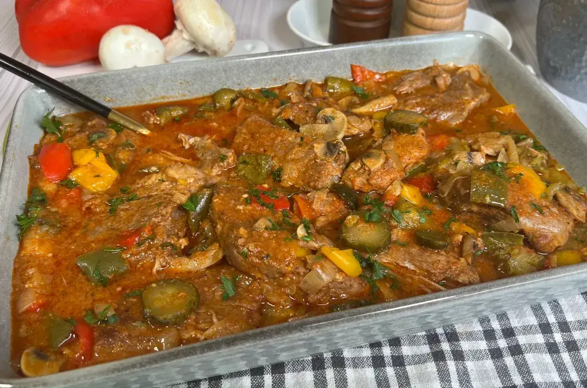 Karkówka po zbójnicku w plastrach, duszona z papryką, ogórkiem i pieczarkami w aromatycznym sosie.