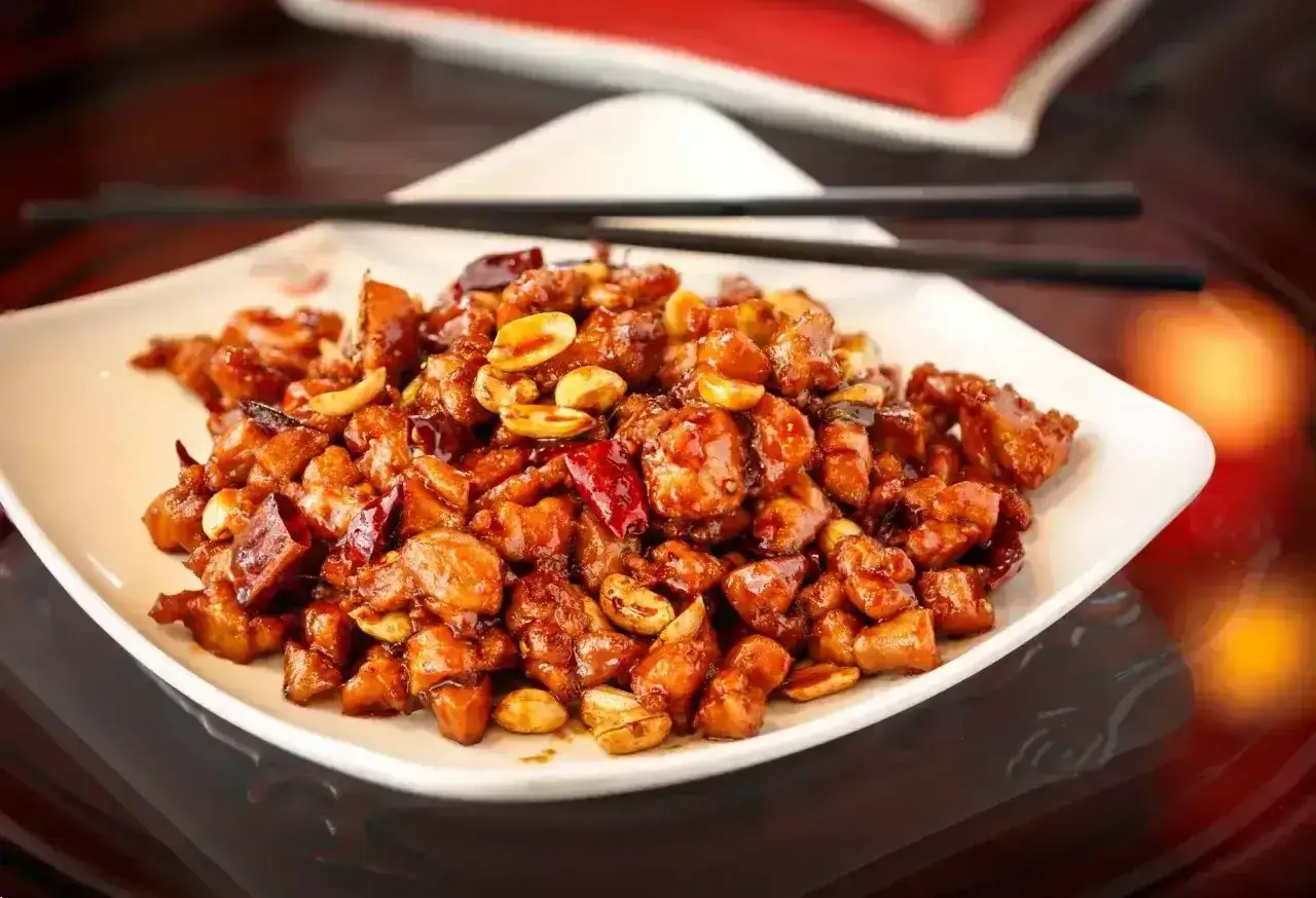 Pyszny kurczak King Kong w sosie z orzeszkami ziemnymi i papryczkami chili.