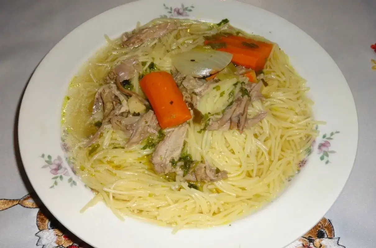 Zupa z makaronem nitki, kawałkami mięsa i marchewką. Idealny sposób, co zrobic z ugotowanego makaronu nitki, by stworzyć sycące danie.
