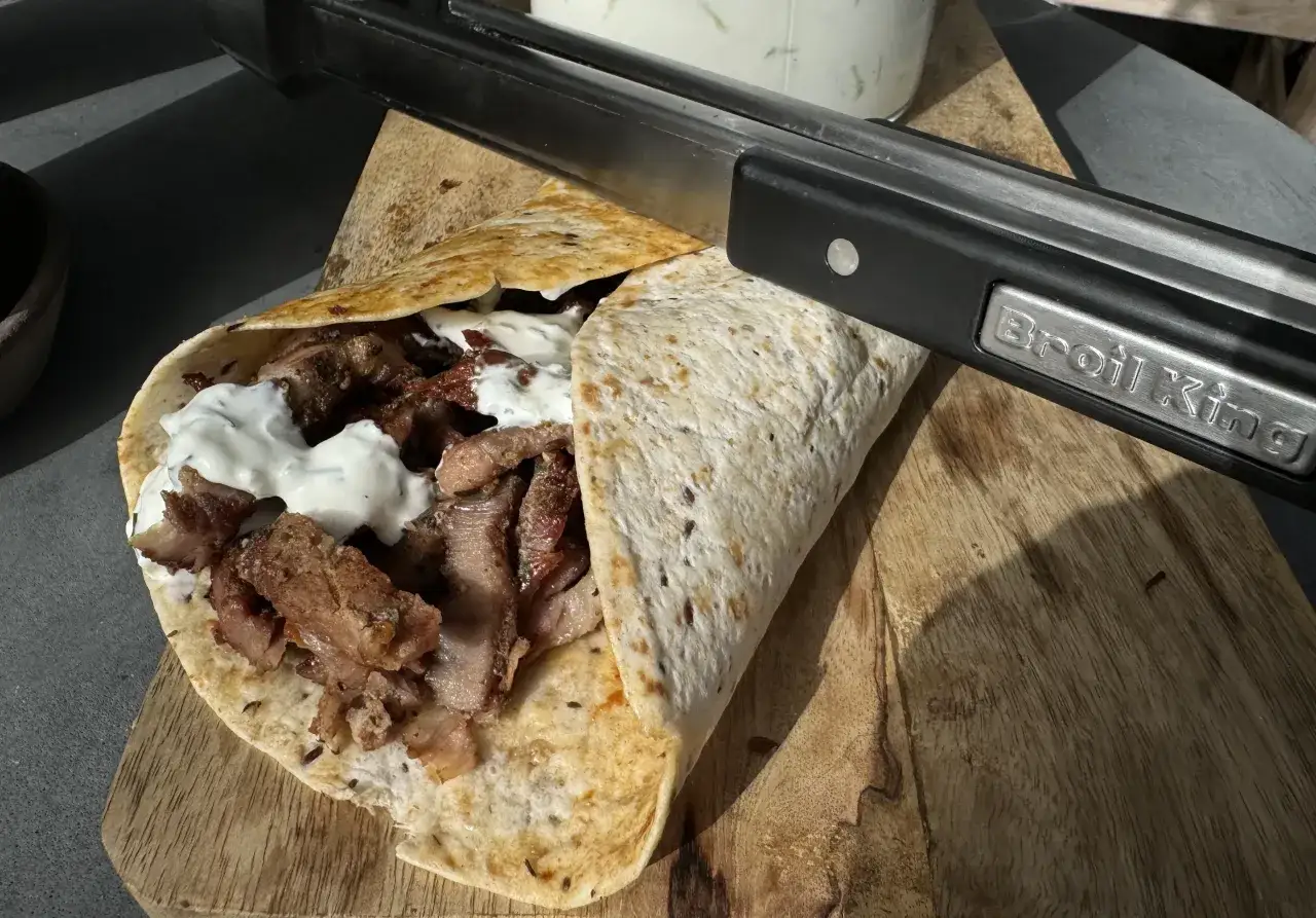 Pyszny kebab z wieprzowiny w tortilli, polany sosem, gotowy do podania.