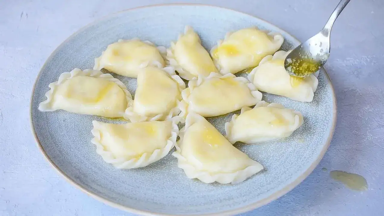 Pyszne pierogi polane masłem. Czy ciasto na pierogi można zrobić dzień wcześniej? Tak, można je przechowywać w lodówce.