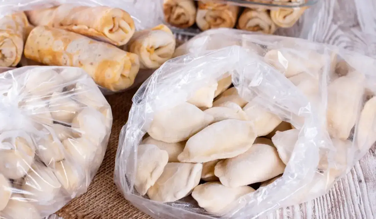 Gotowe do zamrożenia pierogi i gołąbki w woreczkach. Poznaj sposoby, jak pakować pierogi próżniowo, by zachowały świeżość.