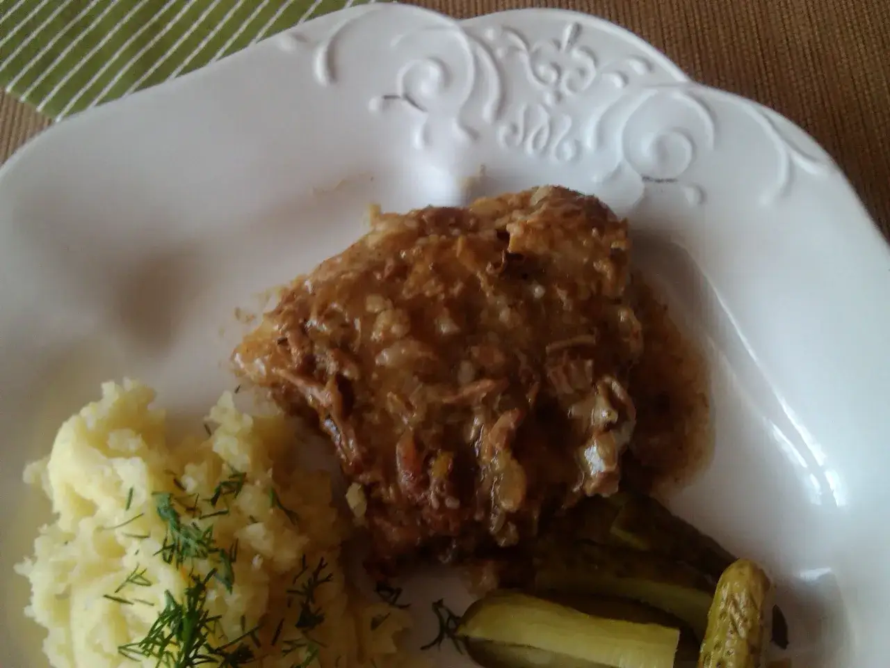 Pyszne danie z ugotowanych żeberek w sosie, podane z puree ziemniaczanym i ogórkami kiszonymi. Idealne, gdy zastanawiasz się, co zrobić z ugotowanych żeberek.