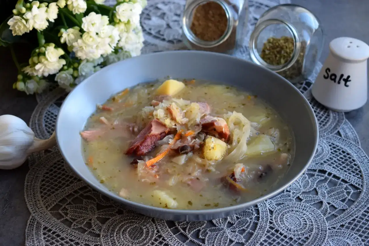 Zupa z wędzonych żeberek z kapustą i ziemniakami. Idealny pomysł, co ugotować z wędzonych żeberek na obiad.