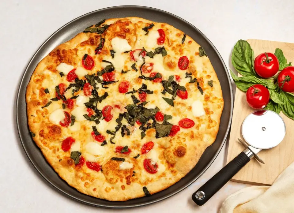 Pizza z serka wiejskiego bez drożdży - prosty przepis