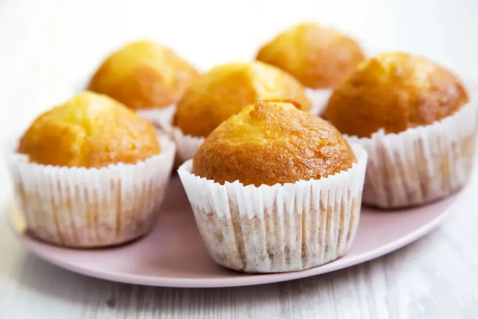 Wilgotne i puszyste muffinki - prosty przepis i ważne zasady